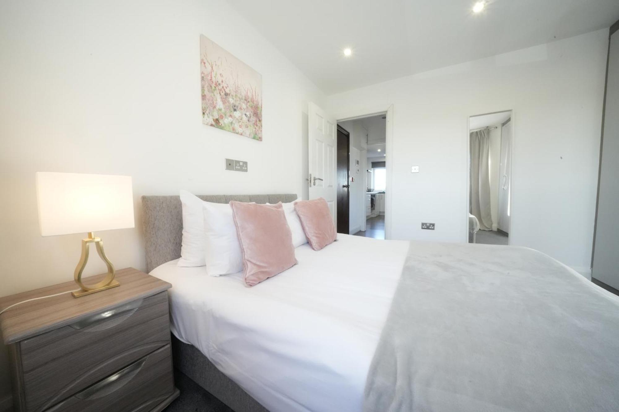 Hatton Apartments Heathrow Airport- Free Parking-Free Underground To And From Heathrow Airport Hatton Cross See Picture-See London Fast Hatton Cross To Central London 30Min Buitenkant foto