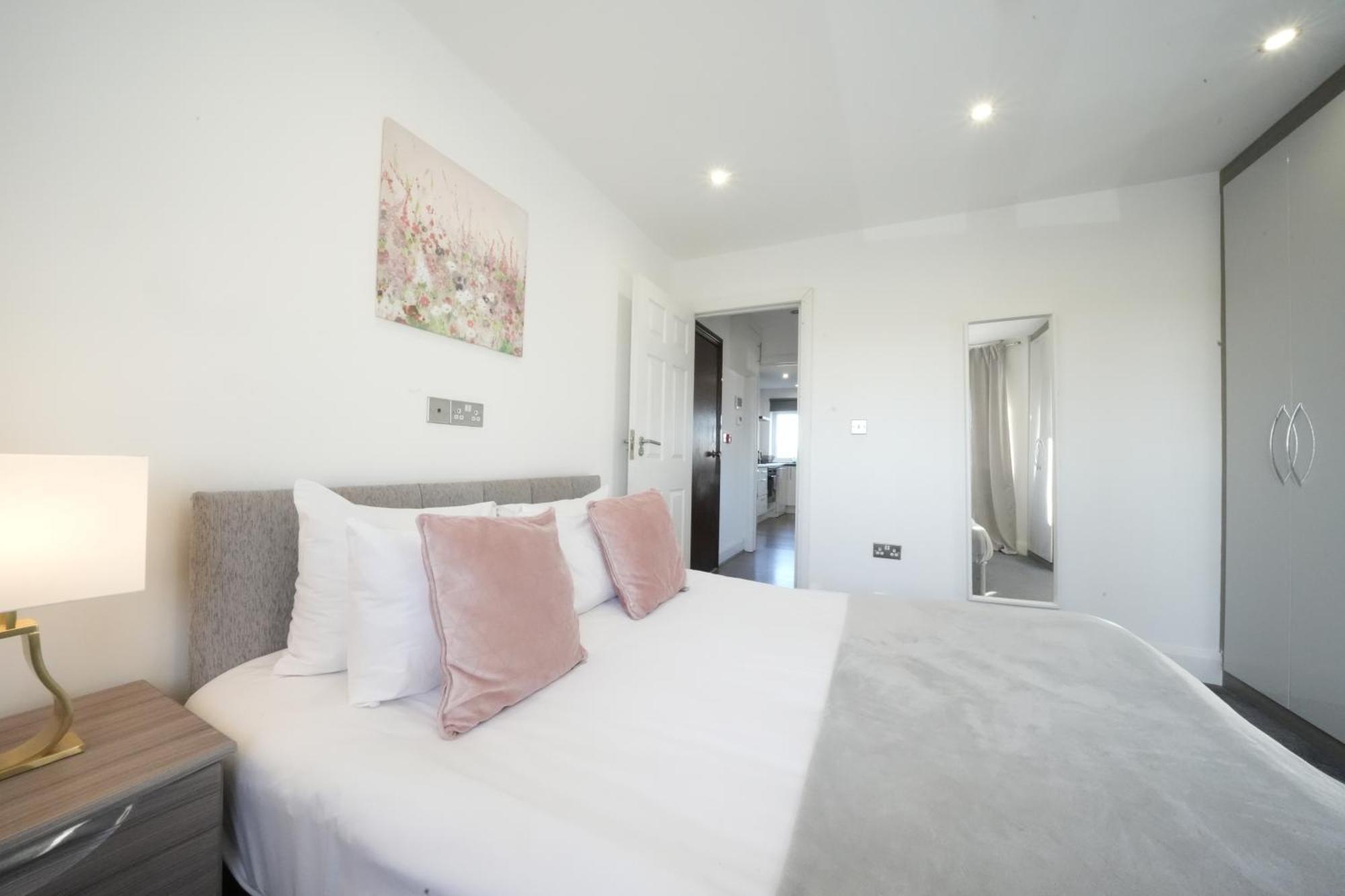 Hatton Apartments Heathrow Airport- Free Parking-Free Underground To And From Heathrow Airport Hatton Cross See Picture-See London Fast Hatton Cross To Central London 30Min Buitenkant foto