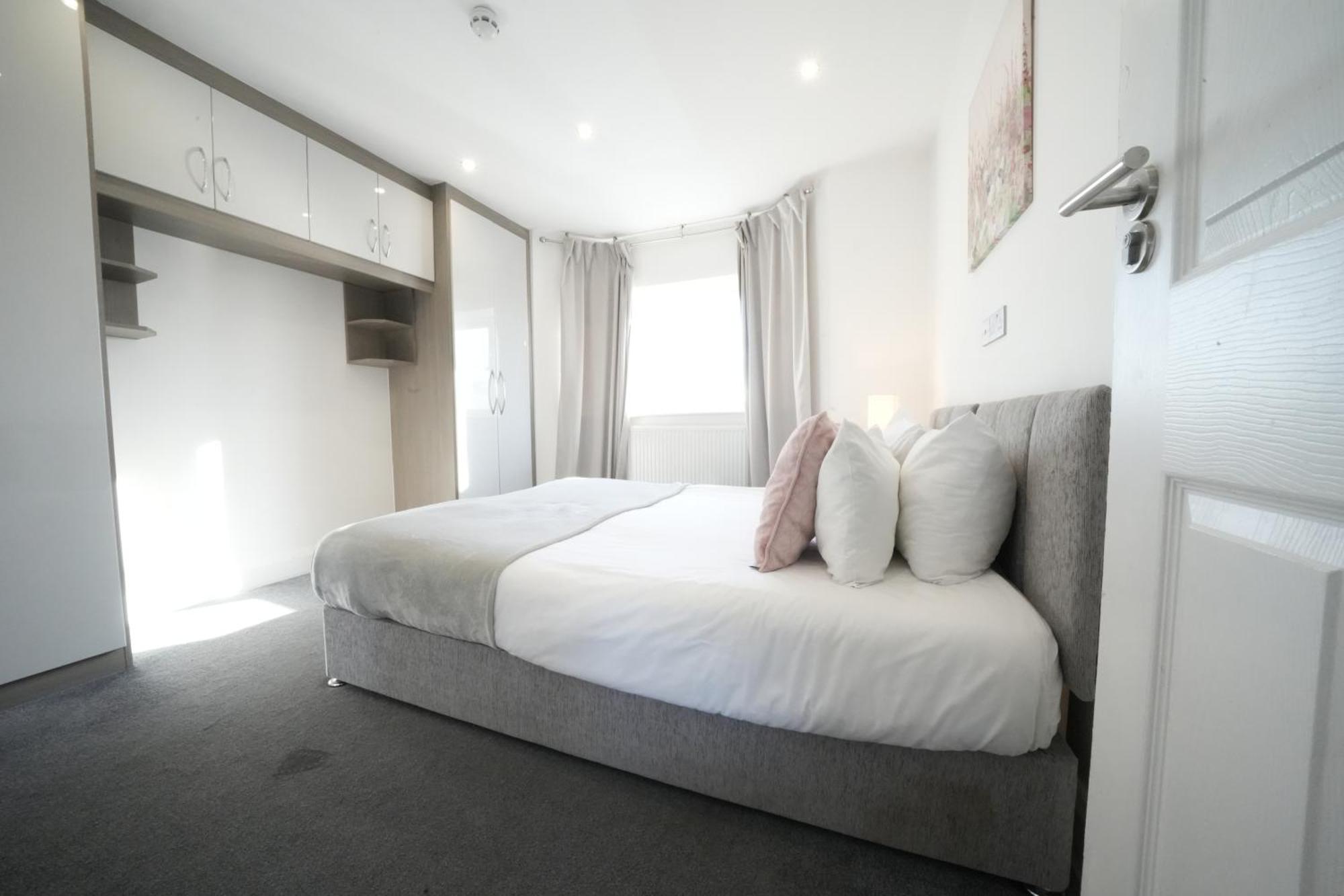 Hatton Apartments Heathrow Airport- Free Parking-Free Underground To And From Heathrow Airport Hatton Cross See Picture-See London Fast Hatton Cross To Central London 30Min Buitenkant foto