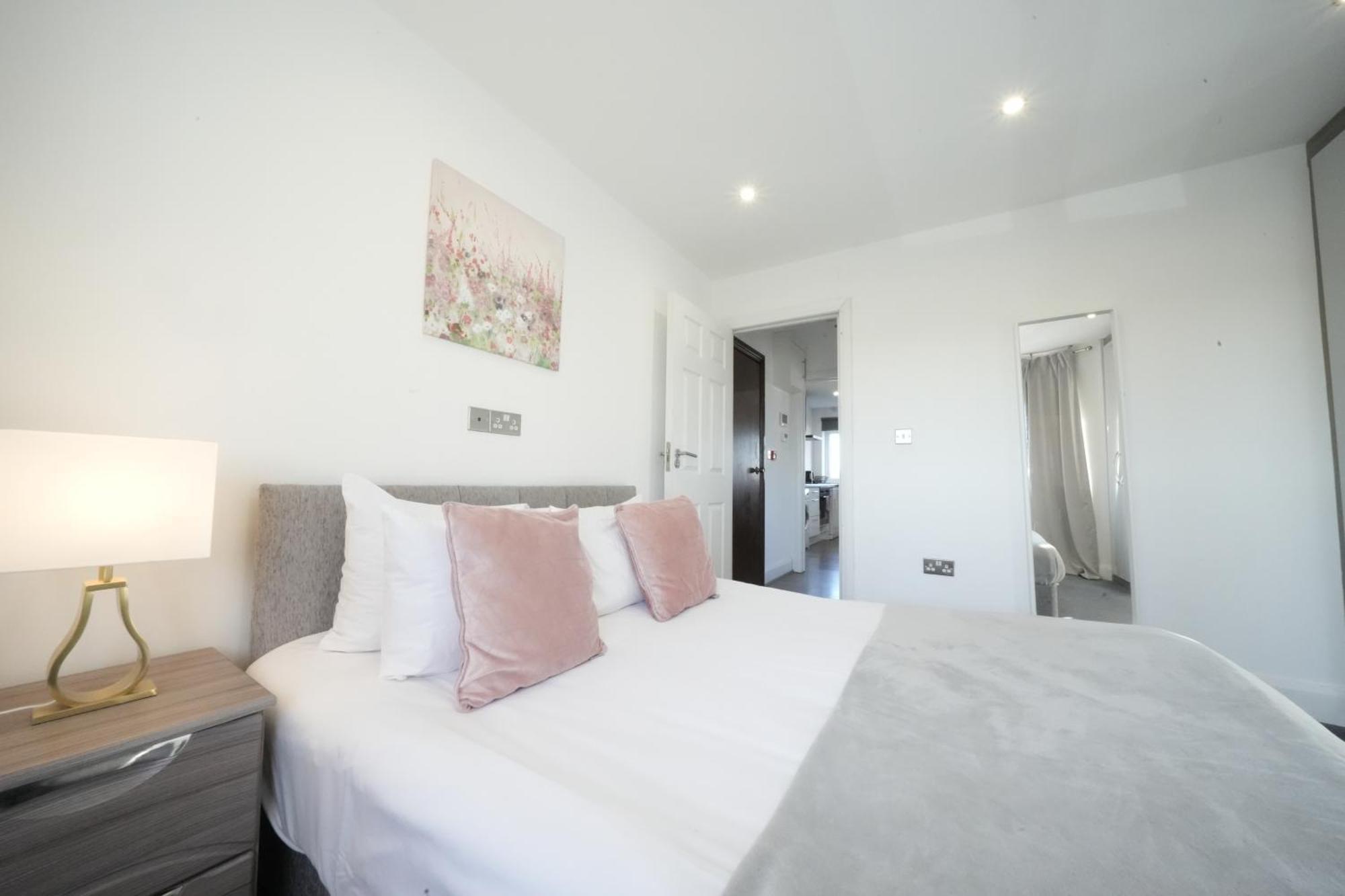 Hatton Apartments Heathrow Airport- Free Parking-Free Underground To And From Heathrow Airport Hatton Cross See Picture-See London Fast Hatton Cross To Central London 30Min Buitenkant foto