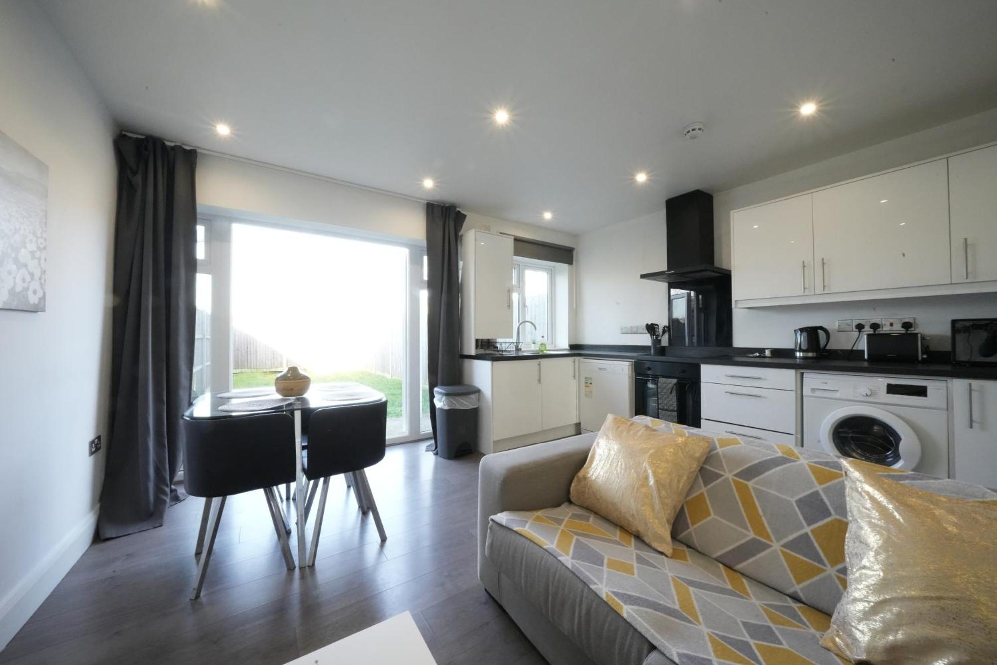 Hatton Apartments Heathrow Airport- Free Parking-Free Underground To And From Heathrow Airport Hatton Cross See Picture-See London Fast Hatton Cross To Central London 30Min Buitenkant foto