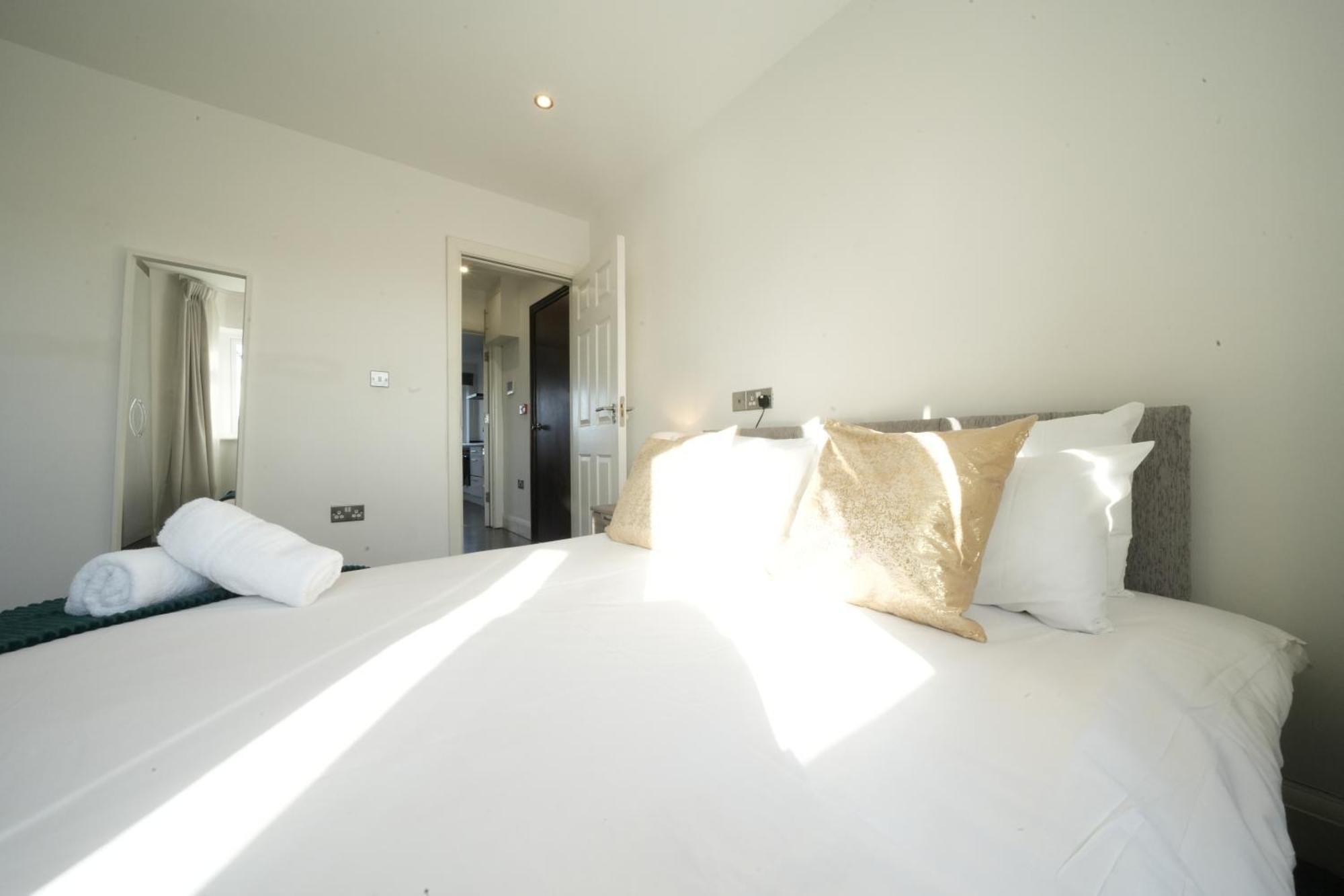 Hatton Apartments Heathrow Airport- Free Parking-Free Underground To And From Heathrow Airport Hatton Cross See Picture-See London Fast Hatton Cross To Central London 30Min Buitenkant foto
