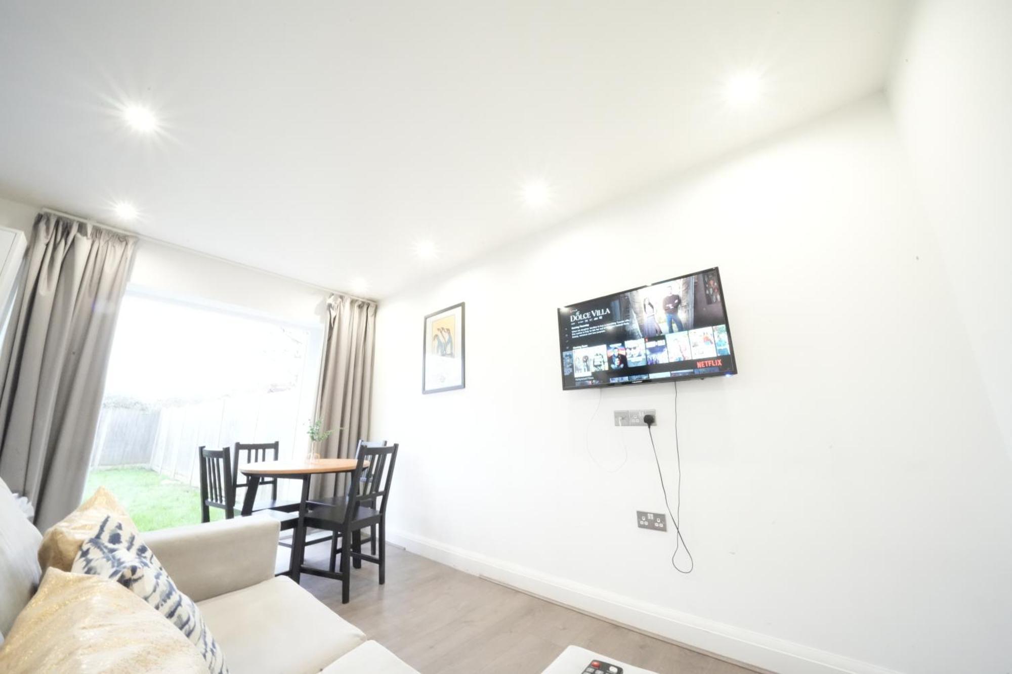 Hatton Apartments Heathrow Airport- Free Parking-Free Underground To And From Heathrow Airport Hatton Cross See Picture-See London Fast Hatton Cross To Central London 30Min Buitenkant foto